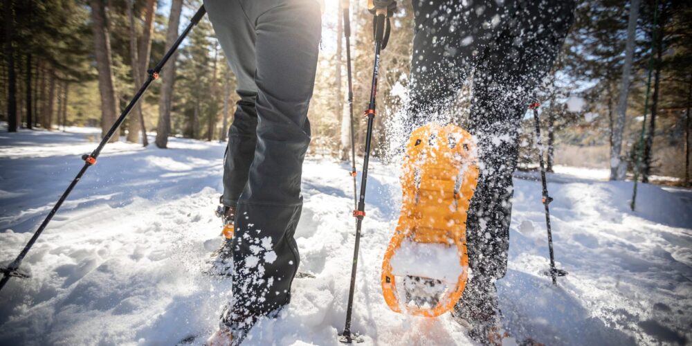 Wanderer mit Schneeschuhe von hinten
