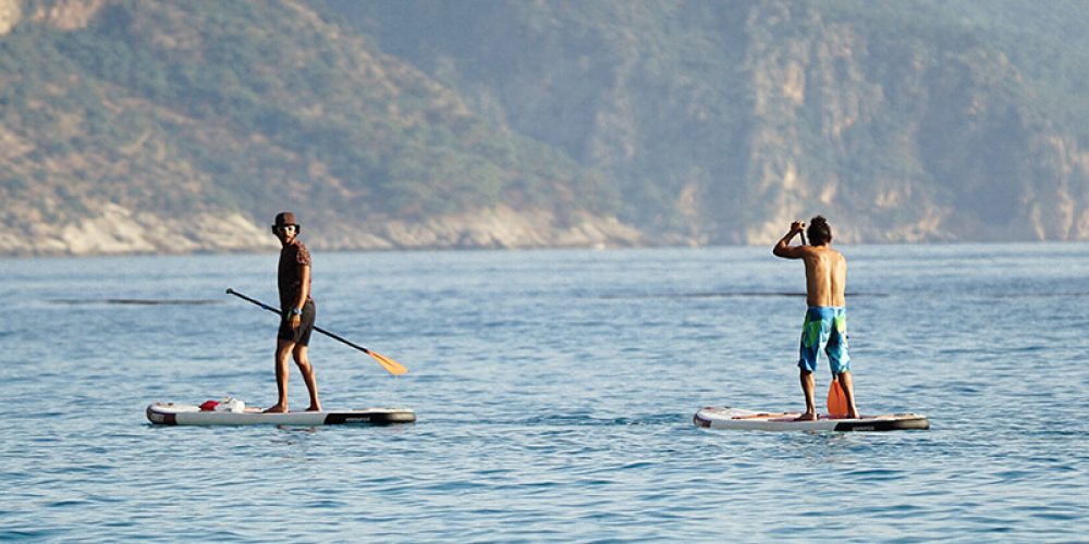 Zwei SUP-Fahrer auf dem Meer