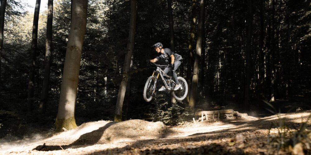 Mountainbiker im Wald