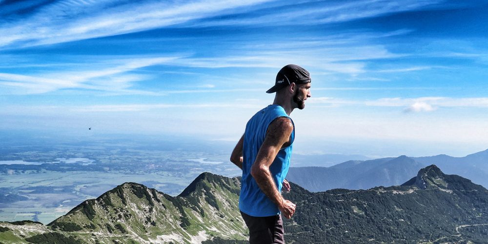 Trailrunner mit 5 Panel Snapback Cap
