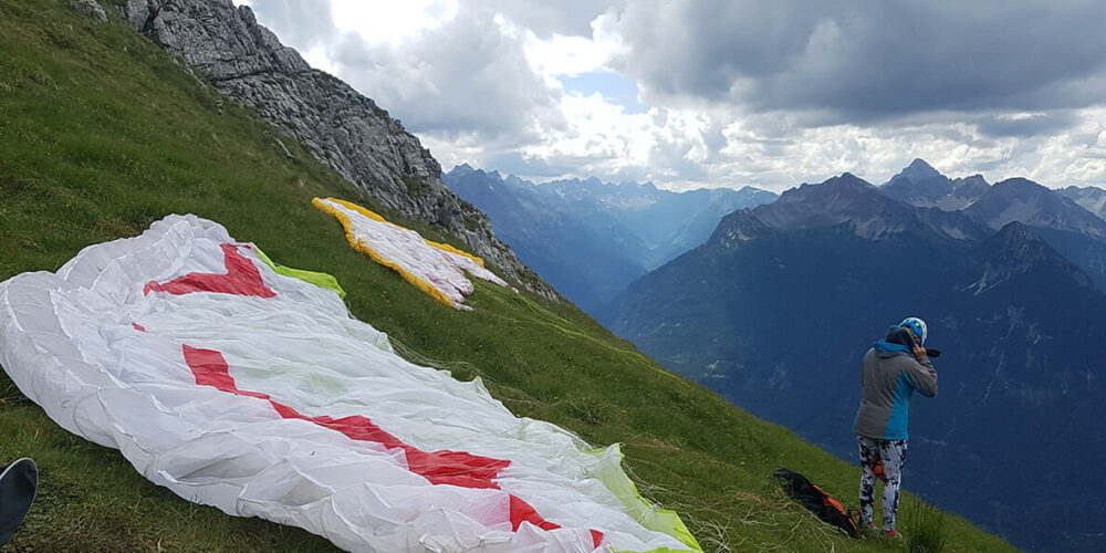 Hike&Fly Sportlerin vor dem Start mit dem Gleitschirm
