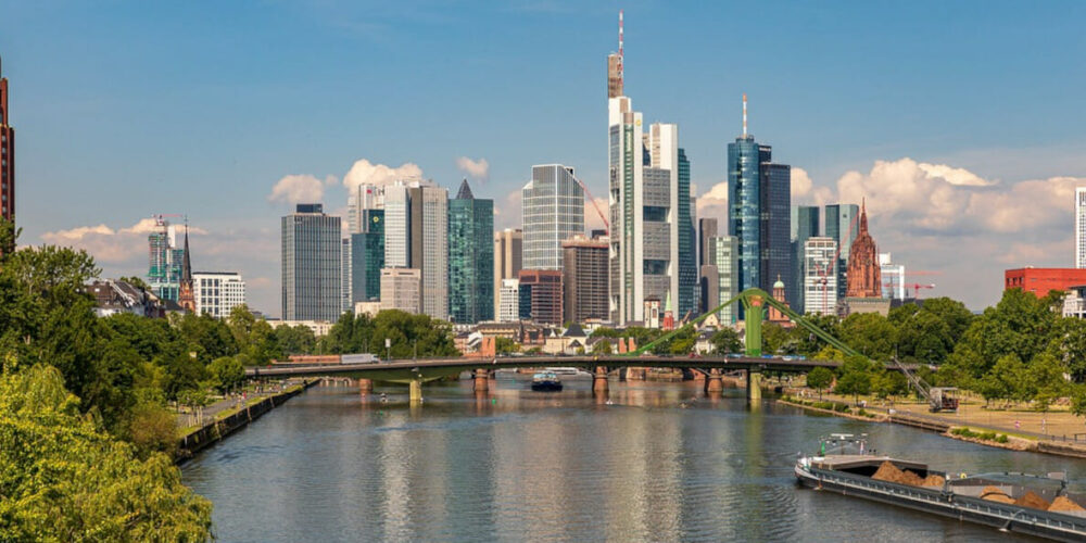 Vom Main aus hat man einen tollen Blick auf Frankfurt.