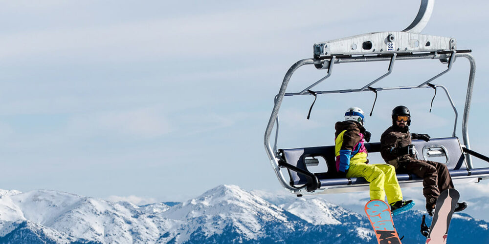 Bergfreunde im Skiurlaub im Lift