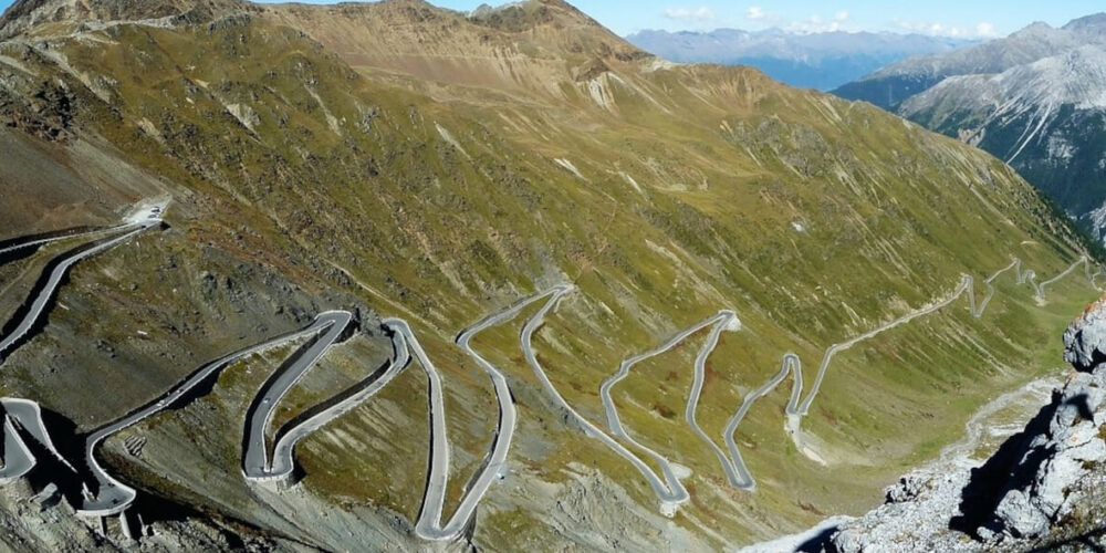 Serpentinen sind typisch für Passstraßen in den Alpen.