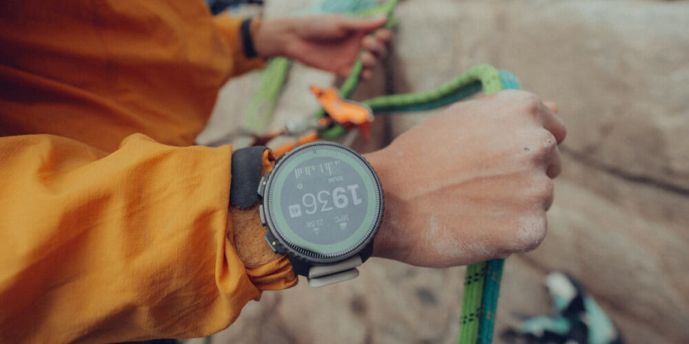 Die neue Suunto Vertical mit Solarladung am Handgelenk einer Kletterin.