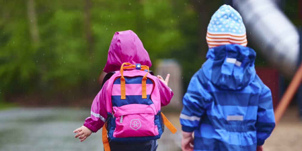 Kinder spielen im Regen