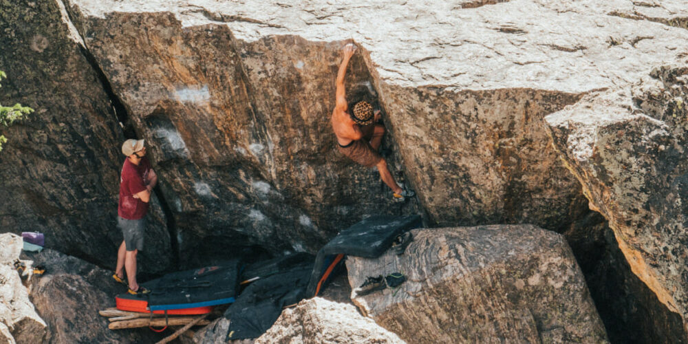 Spotten und Crashpads sind beim Bouldern essenziell