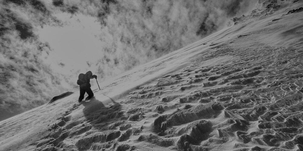 Bergsteiger stapft durch Schnee