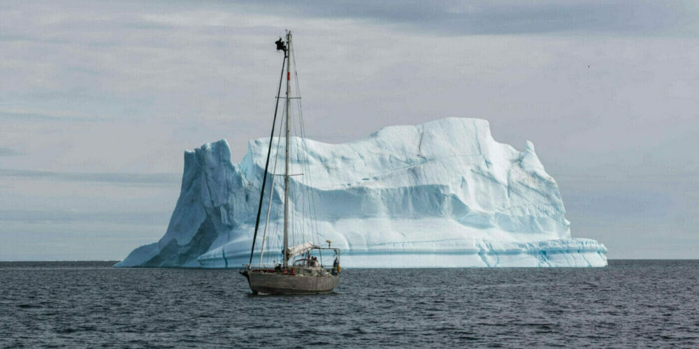 segelboot-vor-eisberg