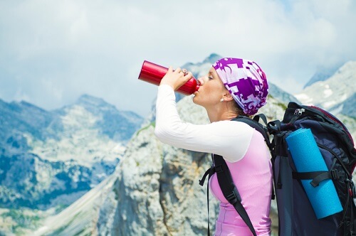 Trinken auf Touren zum Ausgleich des Flüssigkeitsverlustes